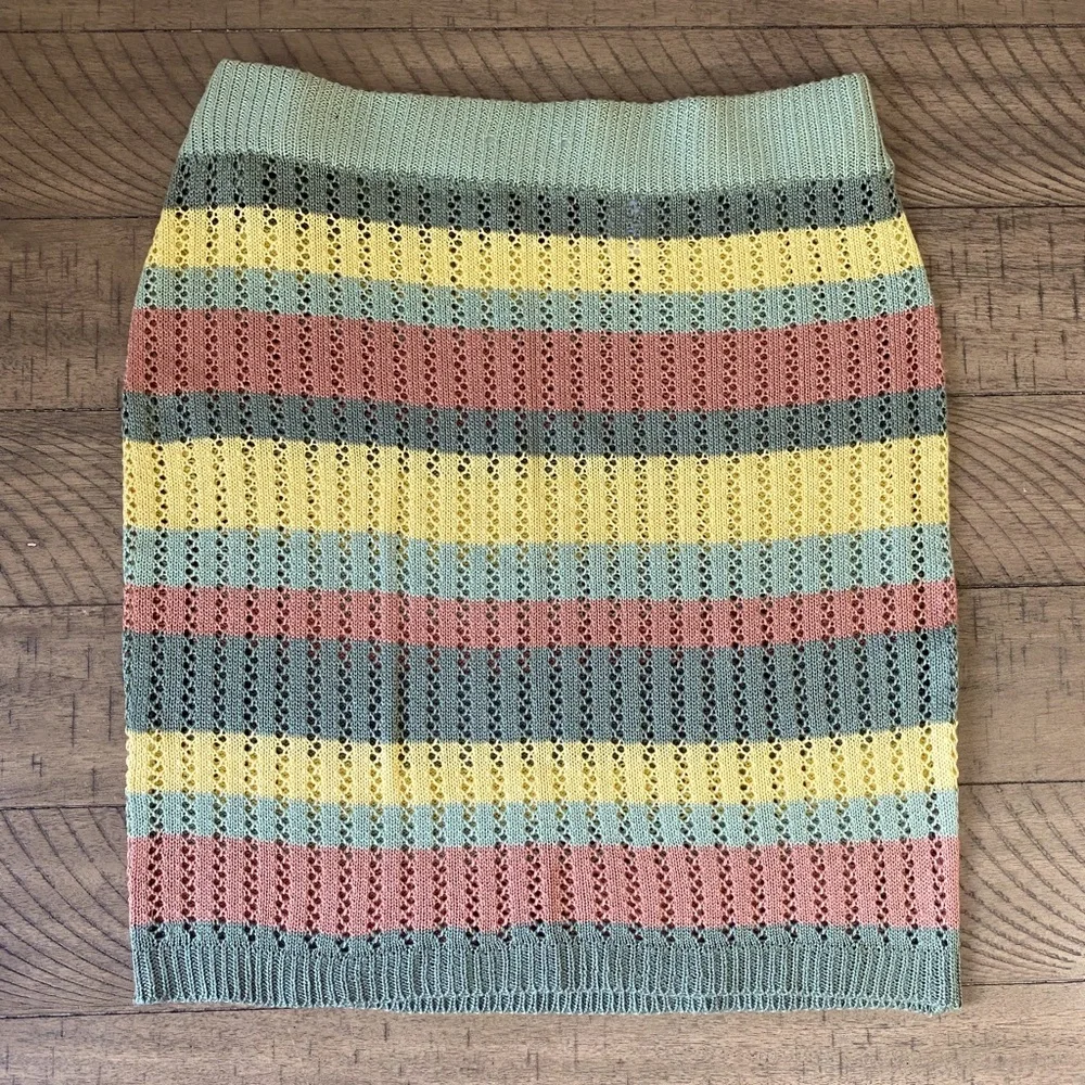 🔅 Woman’s 2 Piece Knitted Stripped Skirt and Crop Top🔅 - Picture 3 of 6